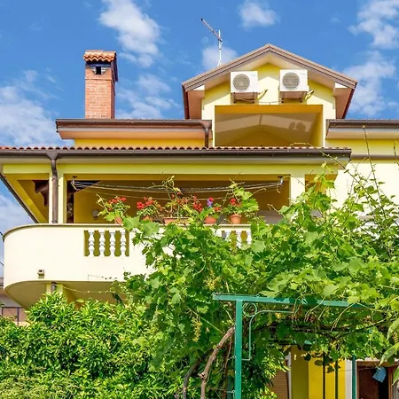 Stunning In With House Sea View Апартаменти
